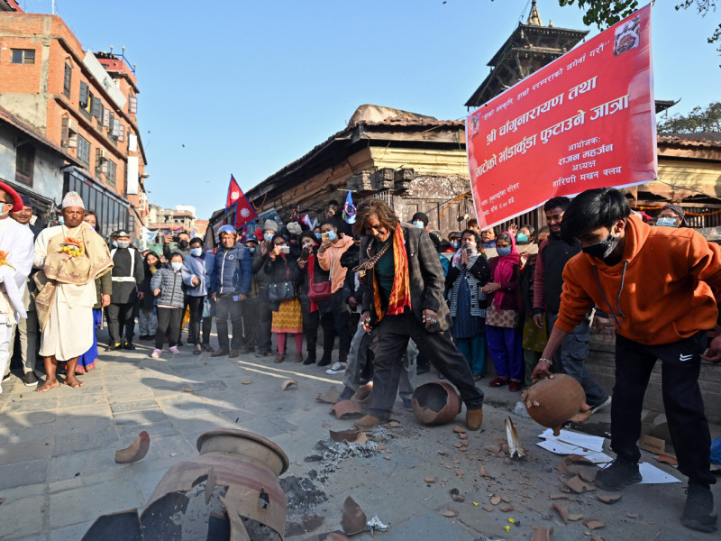 तस्वीरमा लिच्छवीकालीन घ्याम्पो फोर्ने तथा चाँगुनारायण जात्रा